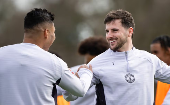 Mount (phải) sẵn sàng ra sân trước Chelsea