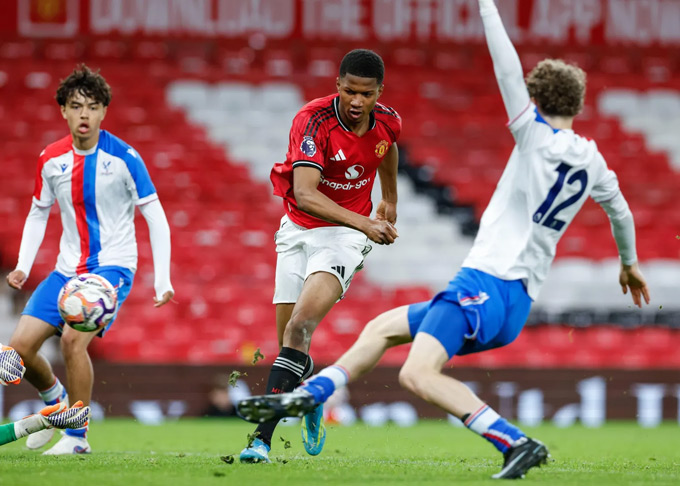 Obi trở thành người hùng của U18 MU