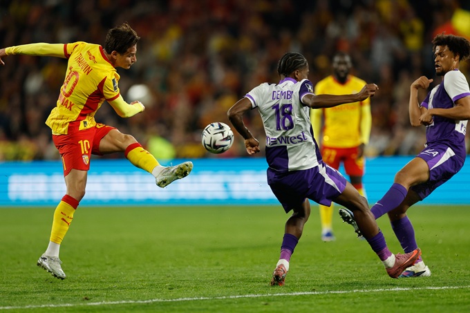 Lens ngược dòng ngoạn mục để đuổi sát nút PSG