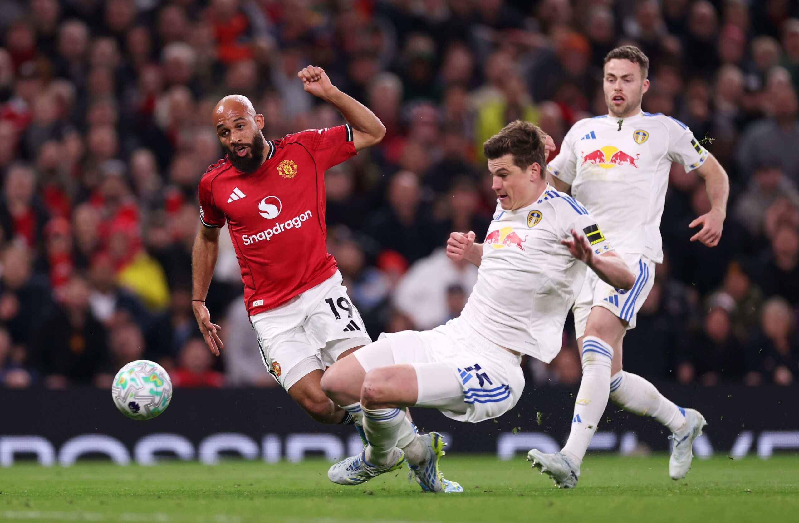 Bryan Mbeumo đã dành thời gian khởi động trong giờ nghỉ giữa hiệp nhưng nhanh chóng ngồi xuống ghế dự bị và chỉ vào sân ở phút 70