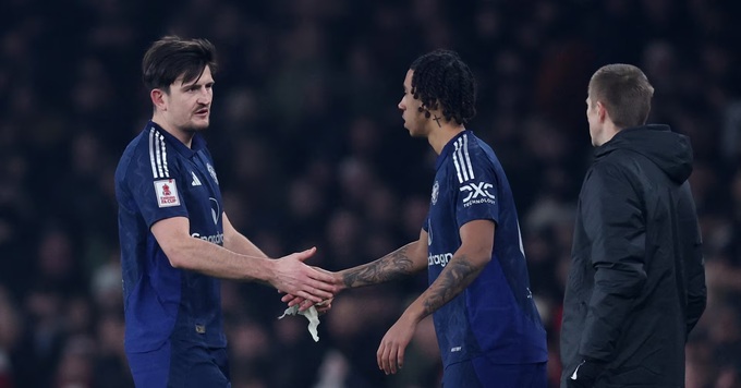 MU mất nguyên cặp trung vệ Harry Maguire - Leny Yoro