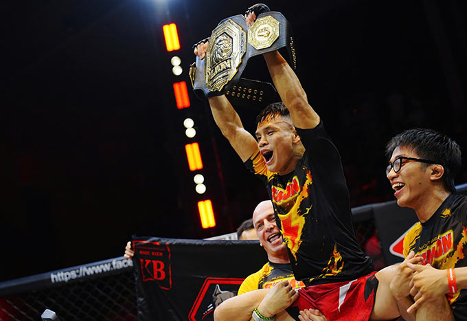 Võ sĩ sinh năm 1994 thành công bảo vệ đai hạng 56kg.