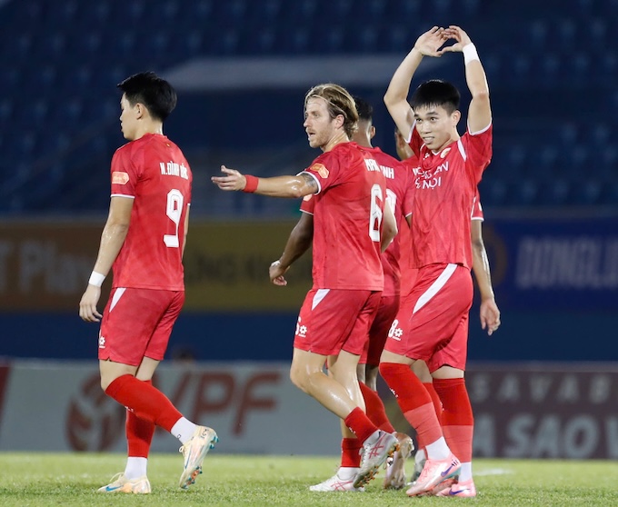 Niềm vui của Văn Đô khi có bàn mở tỷ số cho CAHN. Ảnh: Anh Khoa 