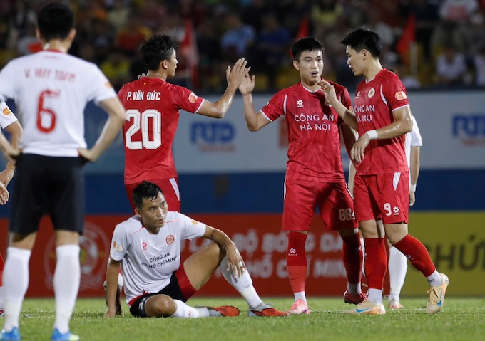 Niềm vui của các cầu thủ CAHN sau trận đấu. Ảnh: Anh Khoa 