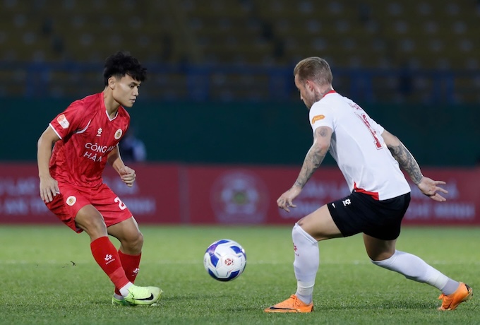 Minh Phúc chơi khá ấn tượng trong màu áo CAHN ở cuộc dối đấu với CATP.HCM. Ảnh: Quốc An