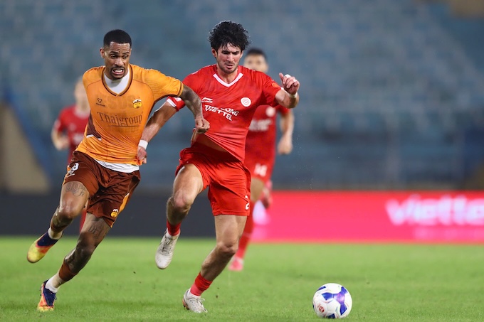 Pha tranh bóng quyết liệt của cầu thủ hai đội. Ảnh: Minh Tuấn 