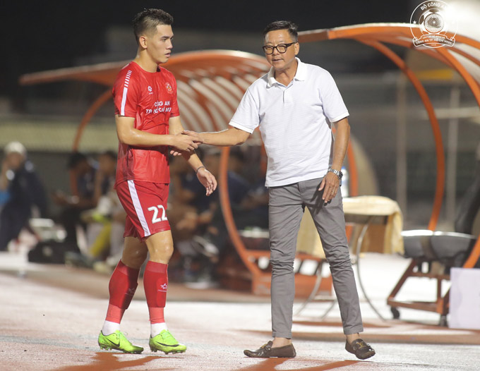 HLV Lê Huỳnh Đức luôn bảo vệ Tiến Linh