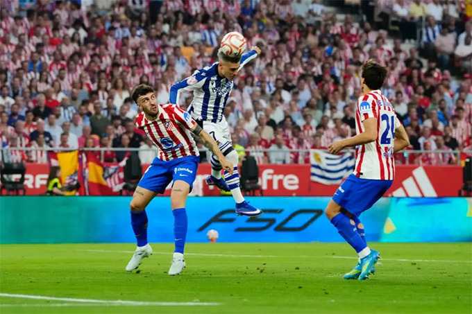 Pha bóng bật cao đánh đầu ghi bàn của Barrenetxea