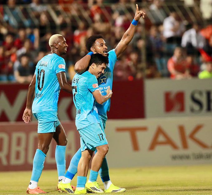 Xuân Son ghi bàn mở tỷ số cho Nam Định 