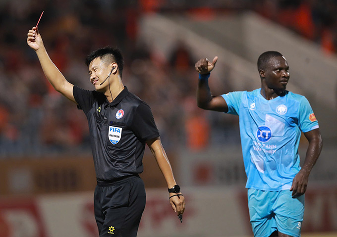 Thủ môn Văn Biểu chịu thẻ đỏ 