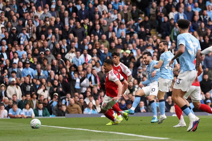 Cú đá thành bàn của Cherki