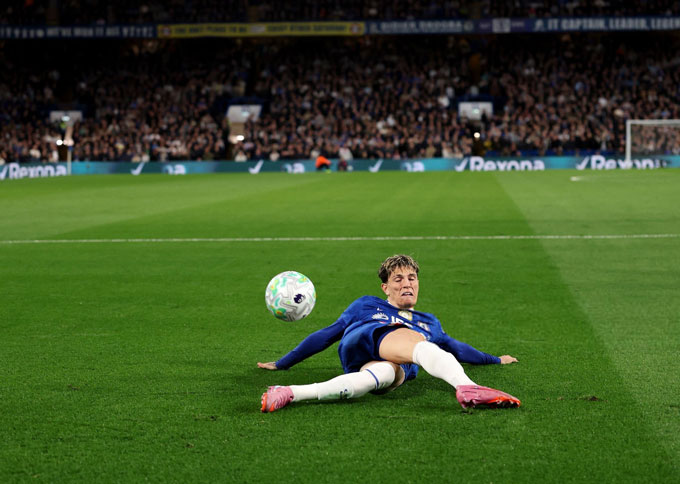 CĐV Chelsea đang rất chán nản với phong độ của Garnacho. Ảnh -  Statman Dave