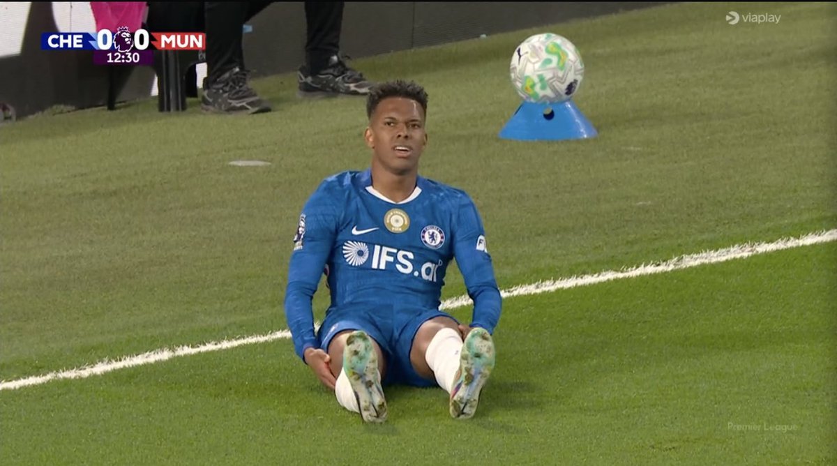 Estevao phải rời sân sớm ở trận đấu với MU vì chấn thương gân khoeo - Ảnh: @futtmais