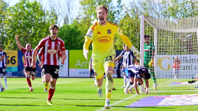 Thủ môn Jack Bycroft ăn mừng đầy cảm xúc khi giúp Exeter City cầm hòa Stockport 3-3. Ảnh: The Sun
