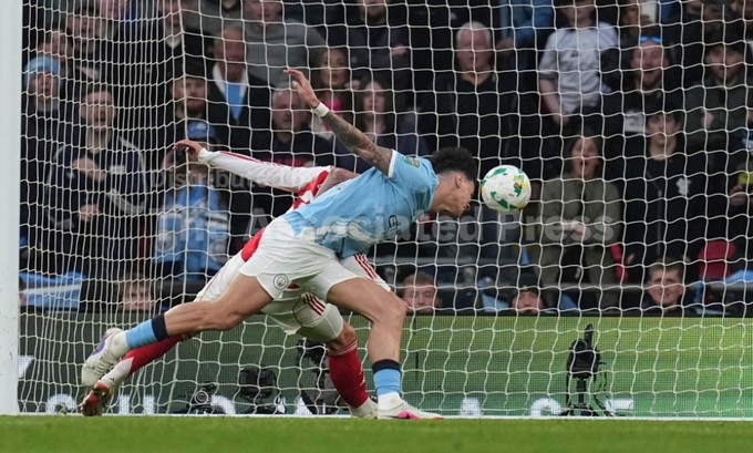 Nico O'Reilly đánh đầu tung lưới Arsenal tại chung kết cúp liên đoàn Anh mùa này