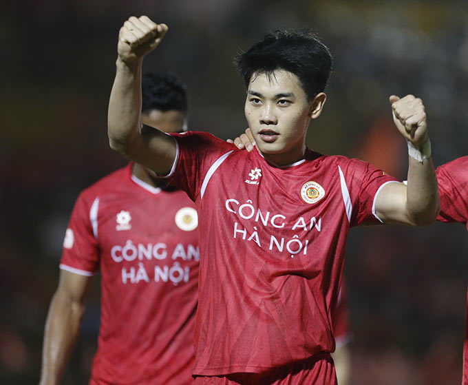 Đình Bắc liên tiếp ghi bàn cho CAHN