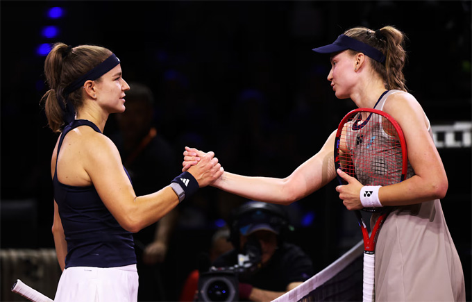 Rybakina (phải) bắt tay Muchova sau khi khép lại trận chung kết - Ảnh: WTA