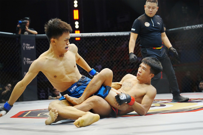 Tình huống khóa chân bằng đòn Heel Hook trong trận đấu giữa Lê Hoàng Đức và Trịnh Thành Công tại LC30