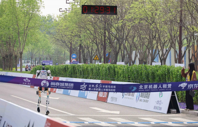 Các robot lần lượt chạy về đích tại Giải bán marathon robot hình người năm 2026 tại Bắc Kinh (Trung Quốc). Ảnh: Công Tuyên-PV TTXVN tại Trung Quốc