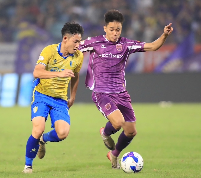 Cuộc so kè giữa Hà Nội và Becamex TP.HCM ở vòng 19 - Ảnh: Phan Tùng 