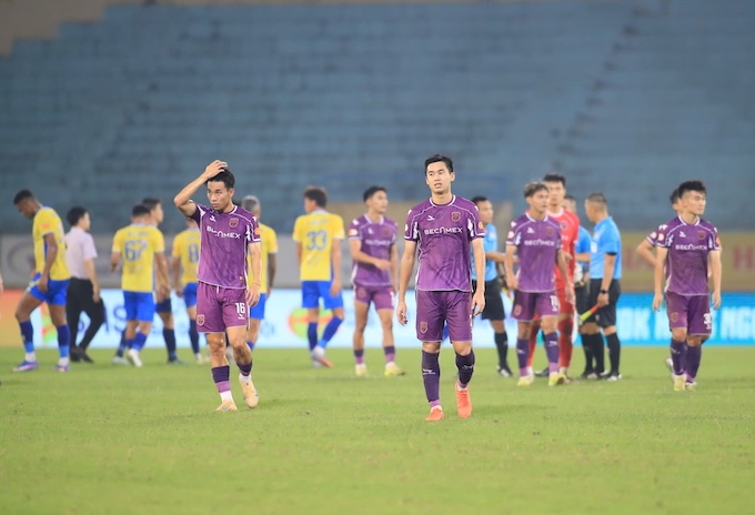 Nỗi thất vọng của cầu thủ Becamex TP.HCM trong trận thua Hà Nội - Ảnh: Phan Tùng 