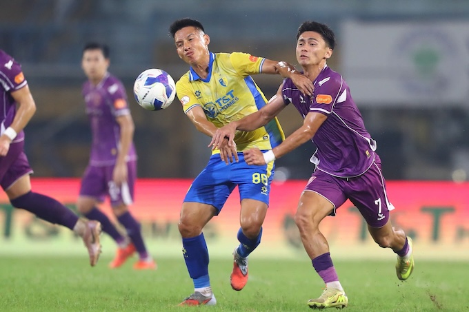 Việt Cường là cầu thủ chơi nổi trội nhất trong màu áo Becamex TP.HCM ở trận gặp Hà Nội - Ảnh: Phan Tùng