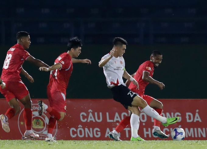 Tiến Linh và đồng đội vẫn chưa thể ghi bàn ở trận gặp CAHN. Ảnh: Anh Khoa 