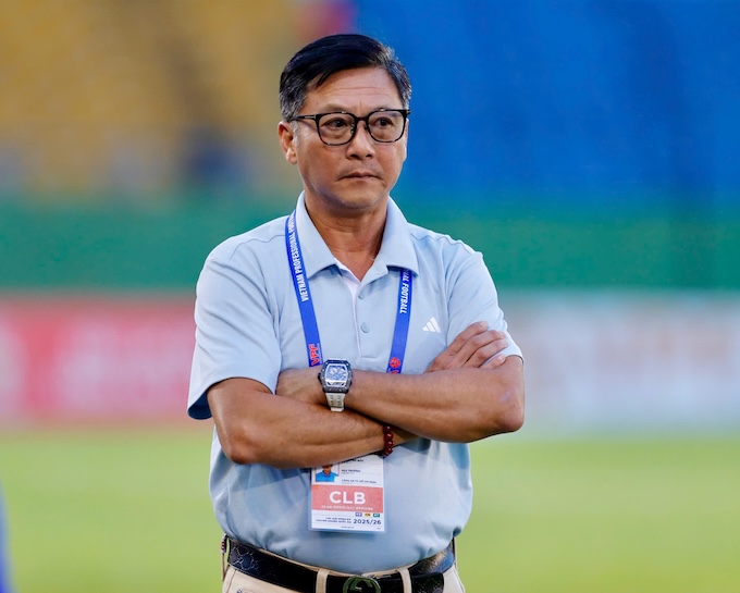 Gương mặt đăm chiêu của HLV Huỳnh Đức ở trận thua CAHN. Ảnh: Anh Khoa 