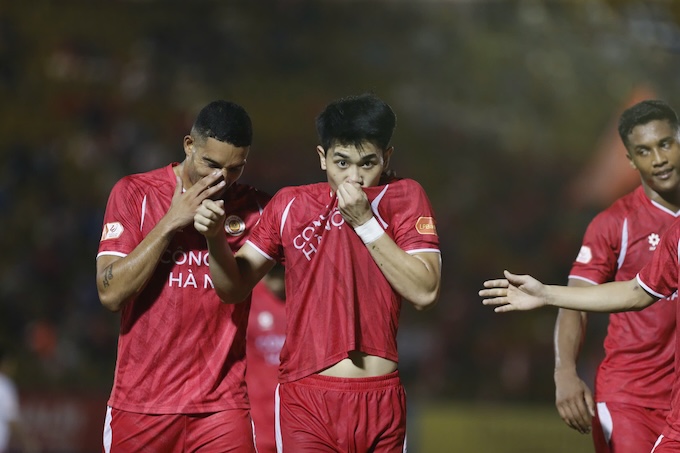 Niềm vui ấn định chiến thắng 3-0 của Đình Bắc càng xát muối vào nỗi đâu của CATP.HCM. Ảnh: Anh Khoa 