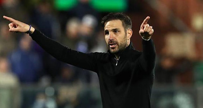 HLV Cesc Fabregas quyết định tương lai