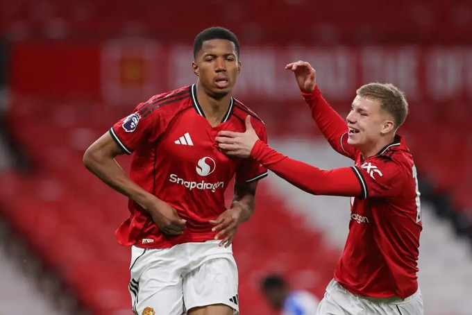 Obi đang tỏa sáng trong màu áo đội trẻ MU