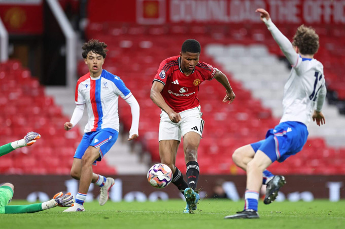 Obi ghi bàn vào lưới Palace tại FA Youth Cup