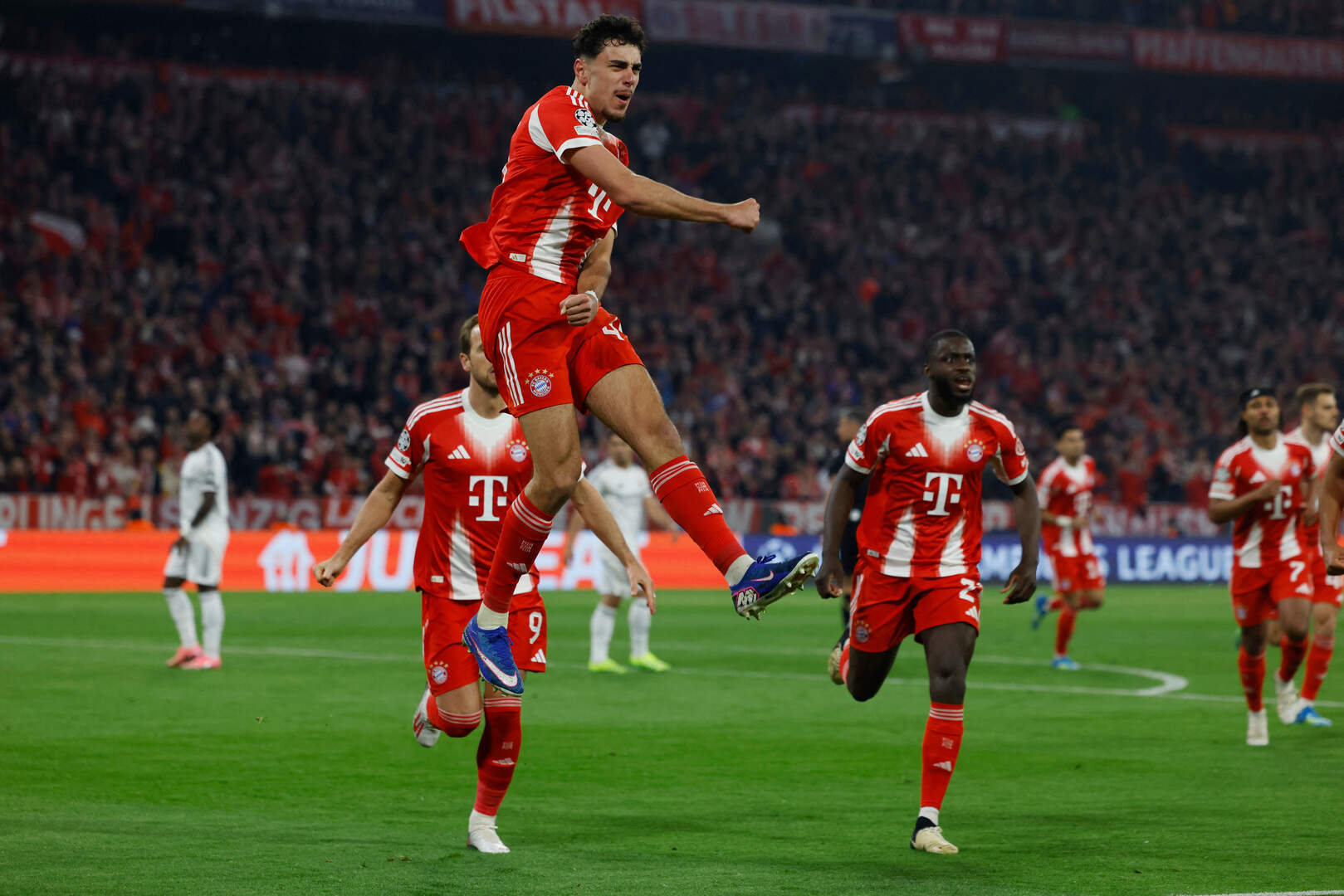 Bayern Munich đã hạ Real Madrid dễ dàng để bước vào bán kết gặp PSG