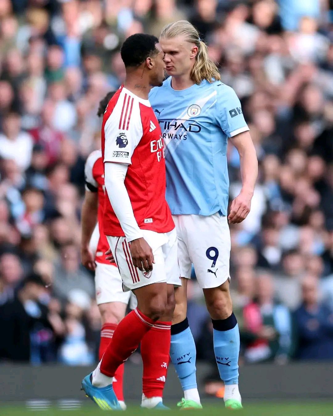 Haalandthắng trong những pha tranh chấp thể lực quan trọng với Gabriel Magalhaes