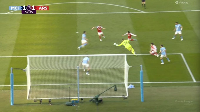 Và ngăn chặn cú đá bồi của Martinelli - Ảnh: @TouchlineX