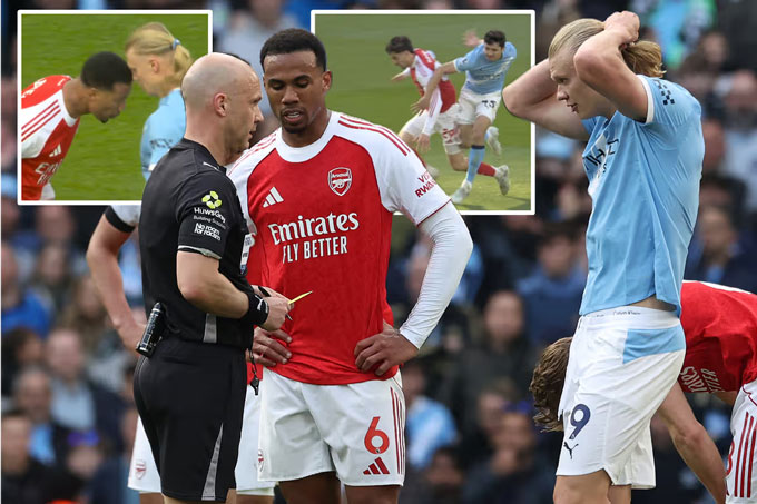 Haaland bị Gabriel kéo rách áo ở trận Man City vs Arsenal - Ảnh: Football Londo