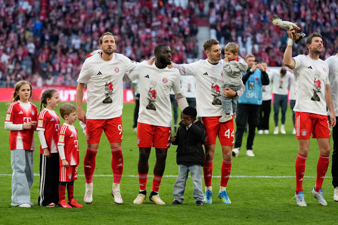 Kane ăn mừng chức vô địch Bundesliga thứ hai cùng Bayern