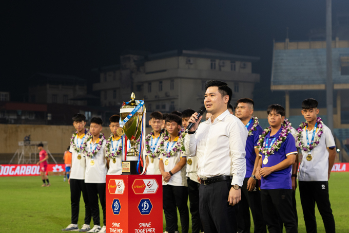 Chủ tịch Hà Nội FC Đỗ Vinh Quang vinh danh thành tích vô địch của đội U15.