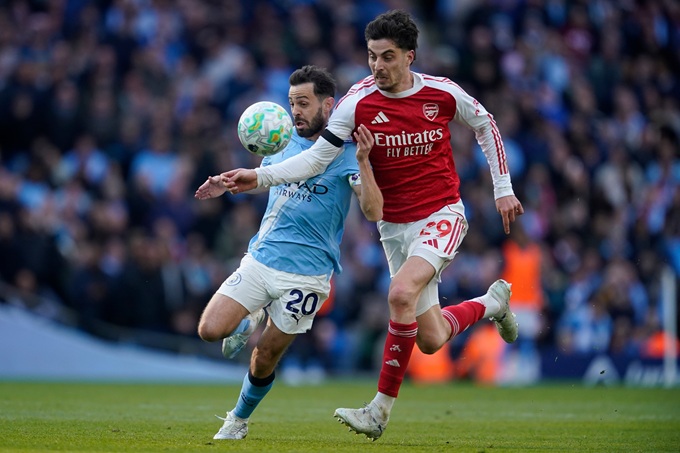 Đường đua vẫn mở nhưng liệu Arsenal còn muốn chạm đến vinh quang