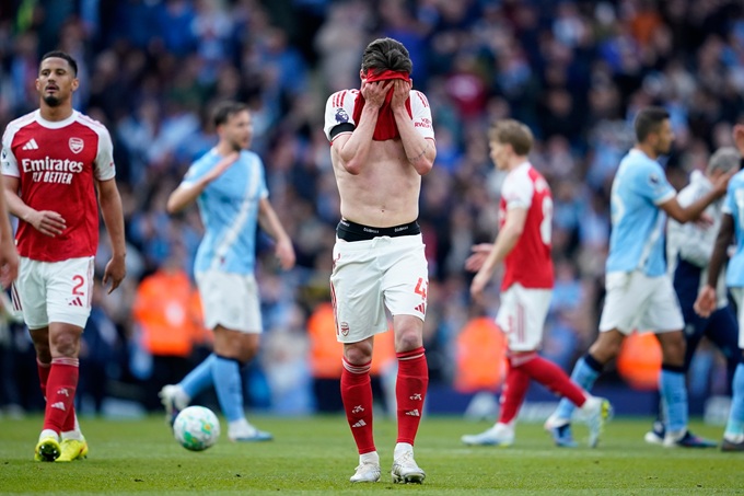 Arsenal để thua 1-2 trong "trận cầu 6 điểm" với Man City