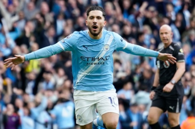 Cherki ăn mừng sau khi xé lưới Arsenal