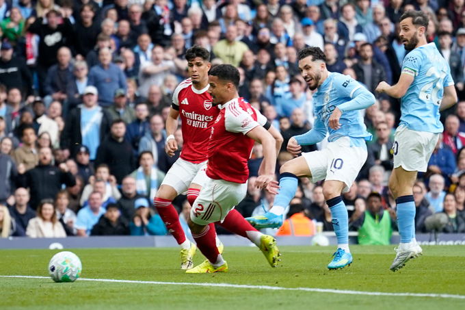 Rayan Cherki "khiêu vũ" trước "đám trẻ" của HLV Mikel Arteta