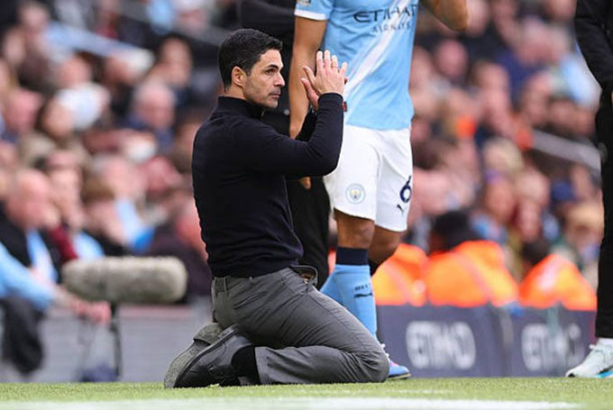  Hình ảnh bất lực của Mikel Arteta
