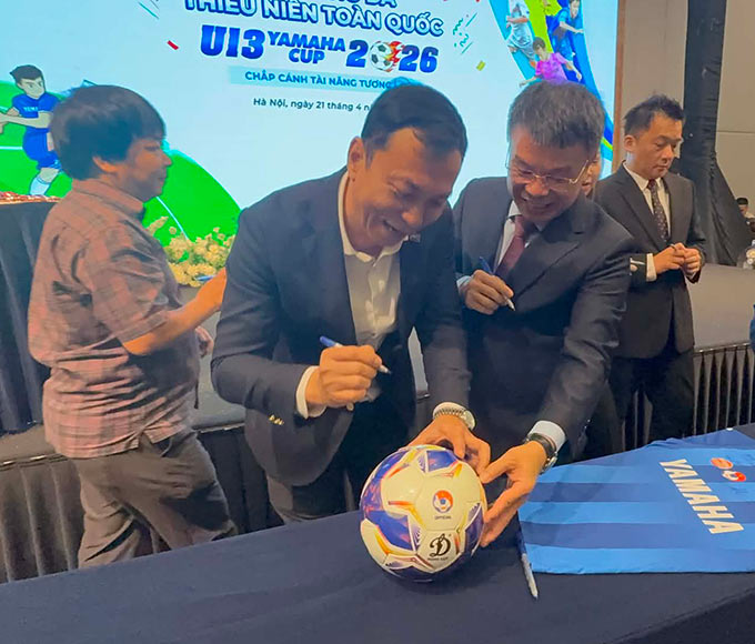 Chủ tịch VFF Trần Quốc Tuấn và Nhà báo Nguyễn Phan Khuê ký tặng tại Họp báo giải U13 toàn quốc
