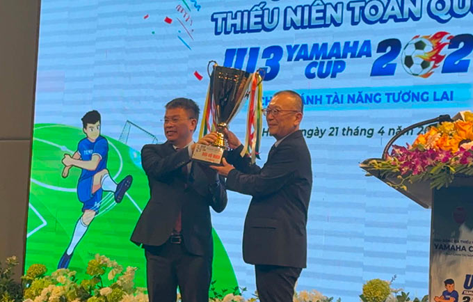 Cúp vô địch của giải đấu xuất hiện ở buối họp báo