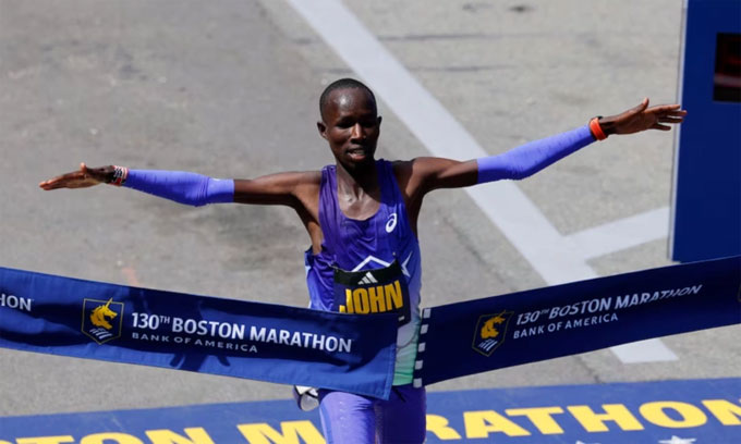 John Korir về nhất và ăn mừng chức vô địch Boston Marathon 2026. Ảnh: Reuters