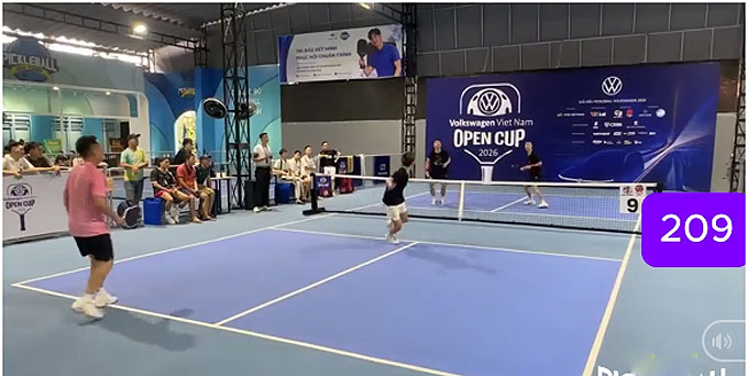 Đức Tuân và Hùng Anh ngược dòng thắng chung cuộc 15-13. Ảnh cắt từ video