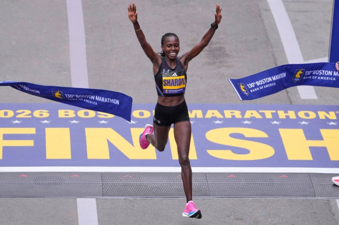 Sharon Lokedi về nhất nội dung nữ Boston Marathon 2026. Ảnh: AP