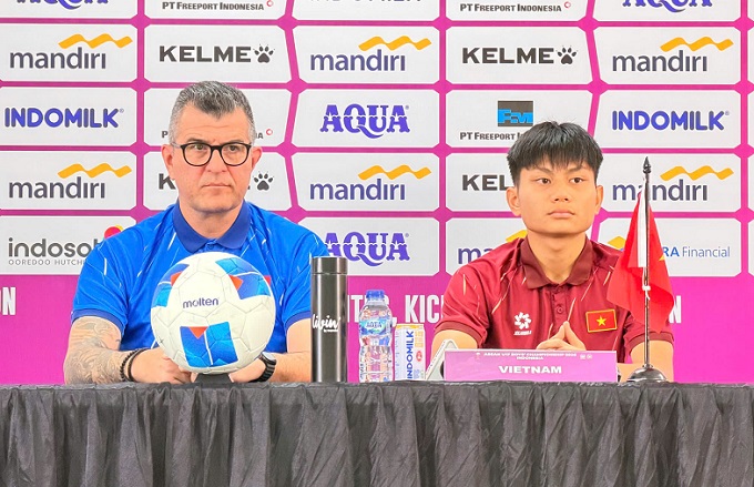 HLV Cristiano Roland và Duy Khang trong buổi họp báo 