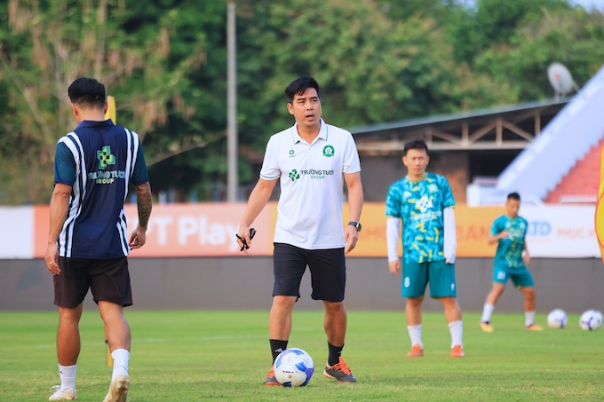HLV Nguyễn Việt Thắng chỉ đạo trong một buổi tập - Ảnh: CTV
